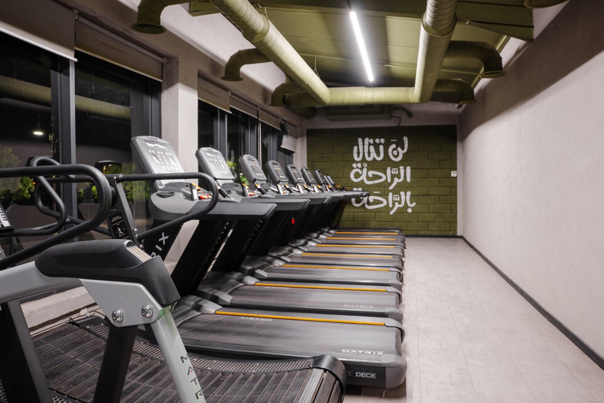 فضاء الكارديو بميغافيت وجدار الخط العربي « لن تنال الراحة بالراحة »