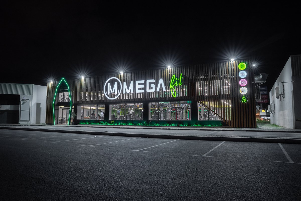 Façade d’un club MegaFit de nuit